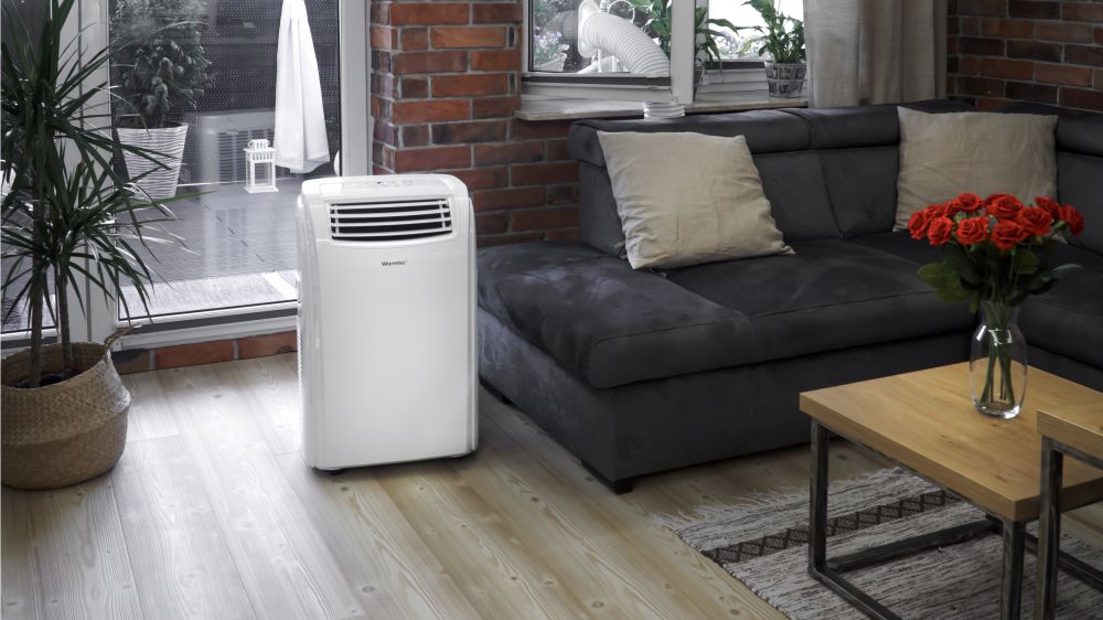  Klimatyzator przenośny powietrza Warmtec KP35W - aranżacja w pokoju / w domu